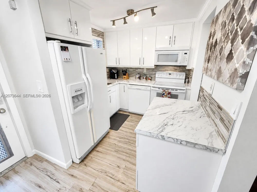 2801 Pine Island Rd #208 Sunrise, FL 33322