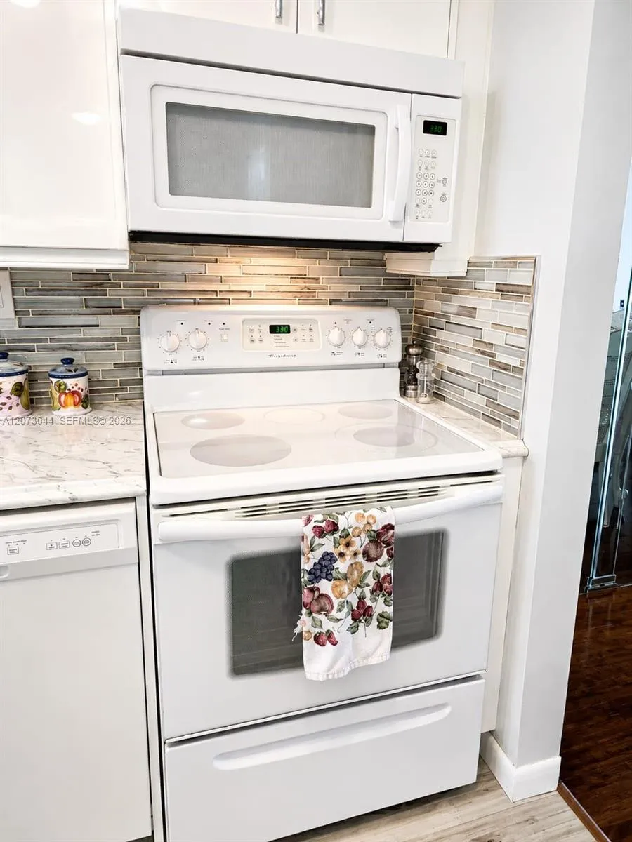 2801 Pine Island Rd #208 Sunrise, FL 33322