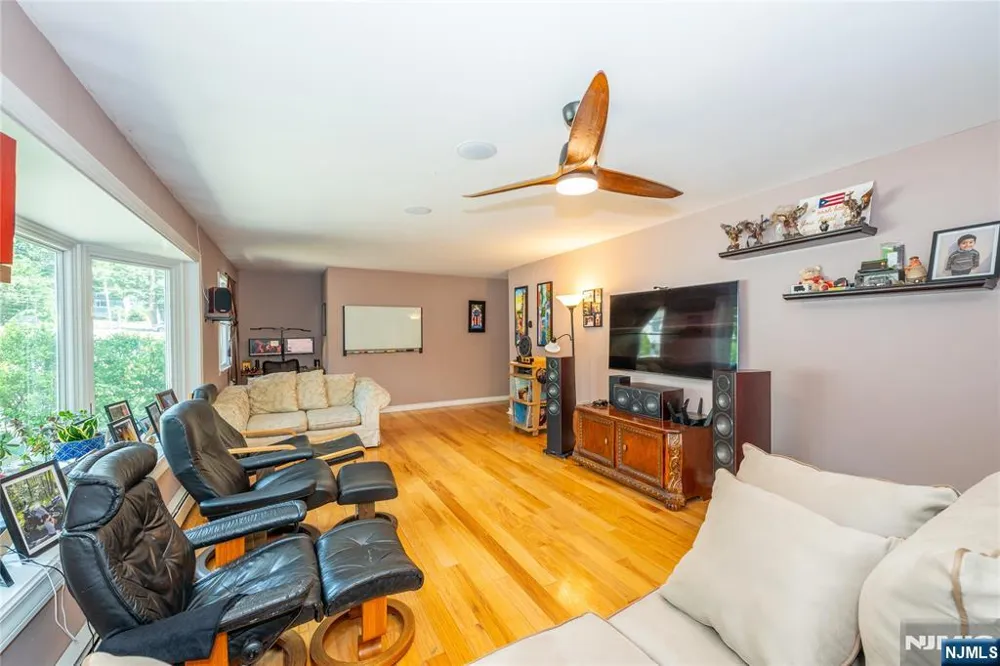 335 Elmira Trail Hopatcong, NJ 07843
