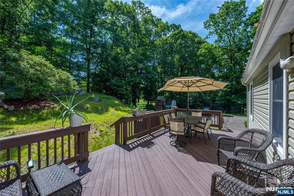 335 Elmira Trail Hopatcong, NJ 07843