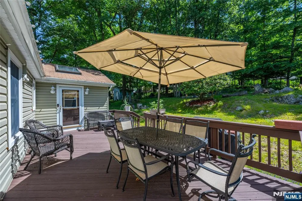 335 Elmira Trail Hopatcong, NJ 07843