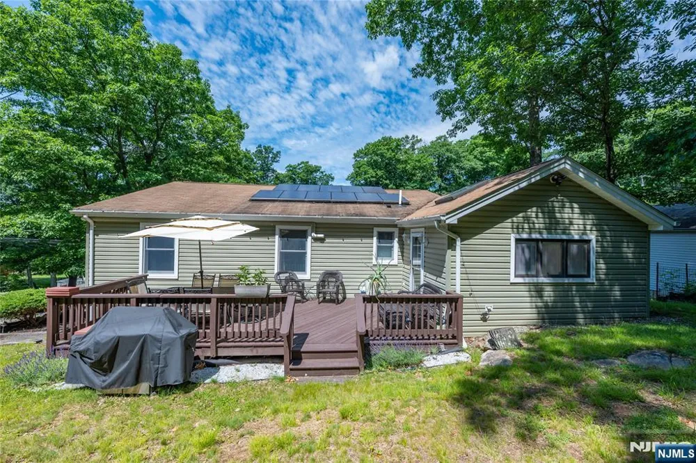 335 Elmira Trail Hopatcong, NJ 07843
