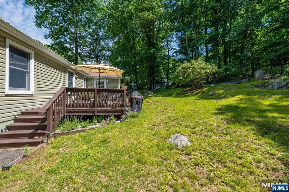 335 Elmira Trail Hopatcong, NJ 07843
