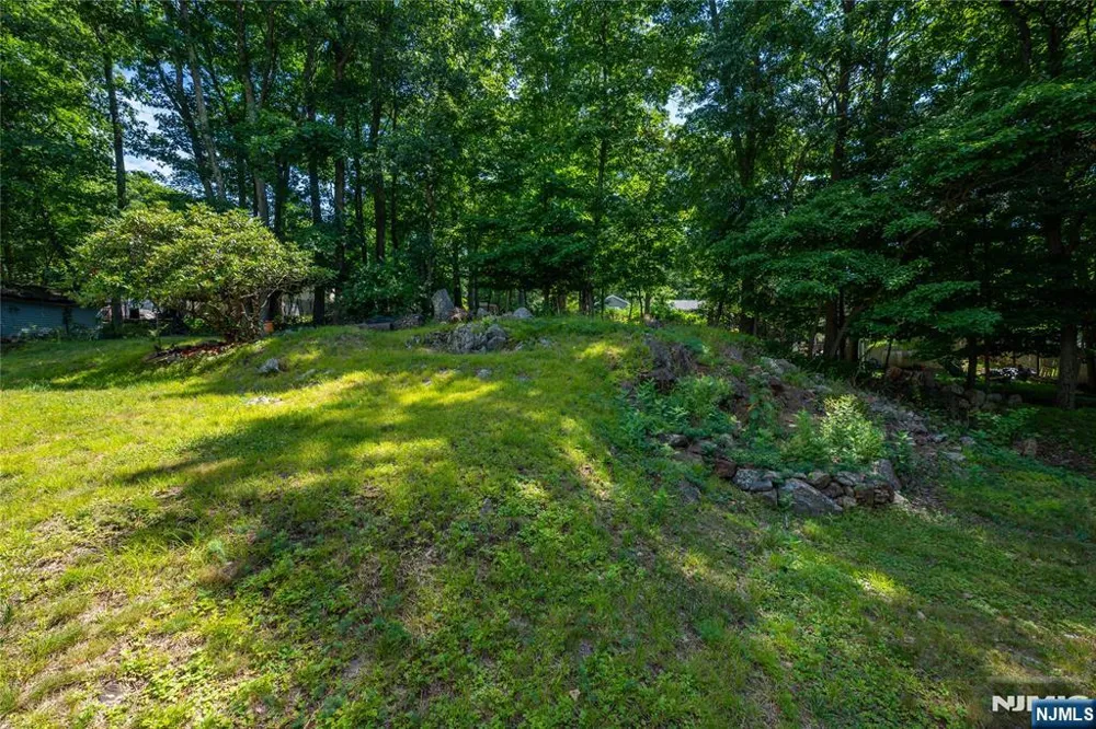 335 Elmira Trail Hopatcong, NJ 07843