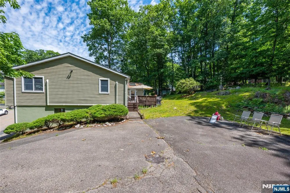 335 Elmira Trail Hopatcong, NJ 07843