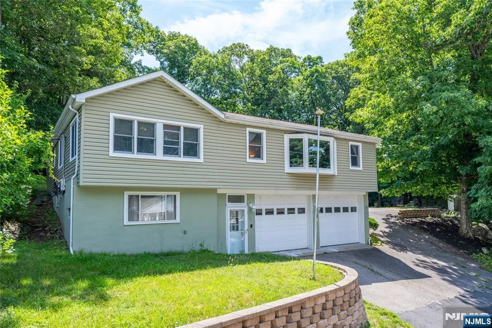 335 Elmira Trail Hopatcong, NJ 07843