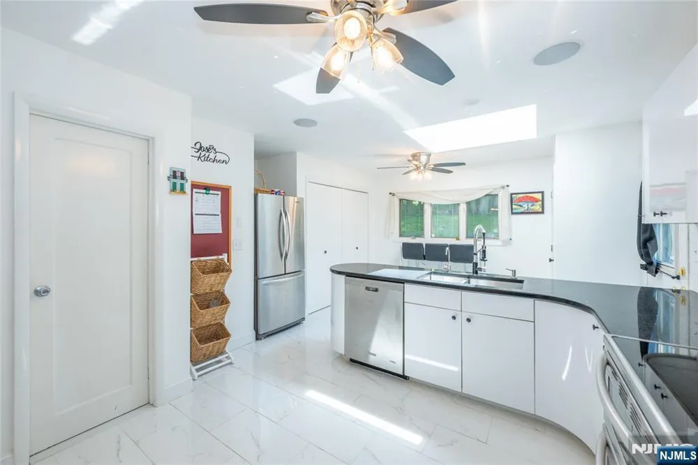 335 Elmira Trail Hopatcong, NJ 07843
