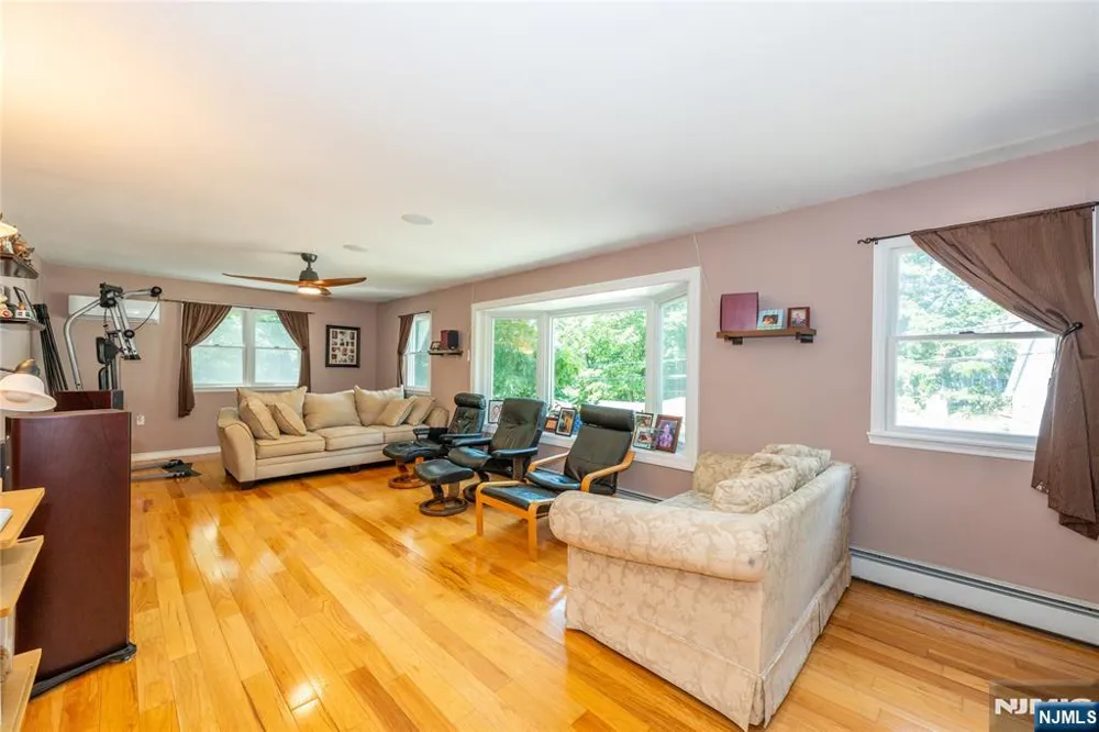 335 Elmira Trail Hopatcong, NJ 07843