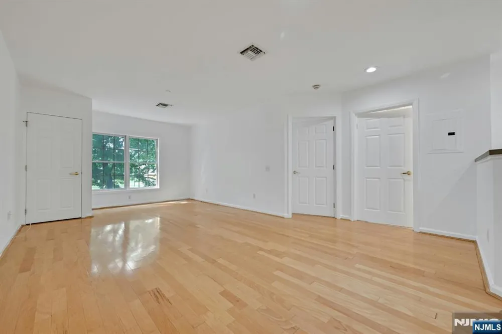 189 Forest 213 Paramus, NJ 07652