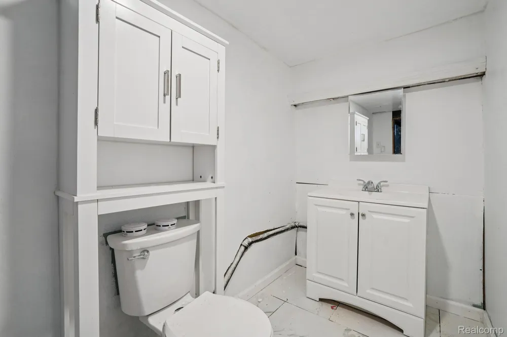 15237 Warwick Avenue Allen Park City, MI 48101