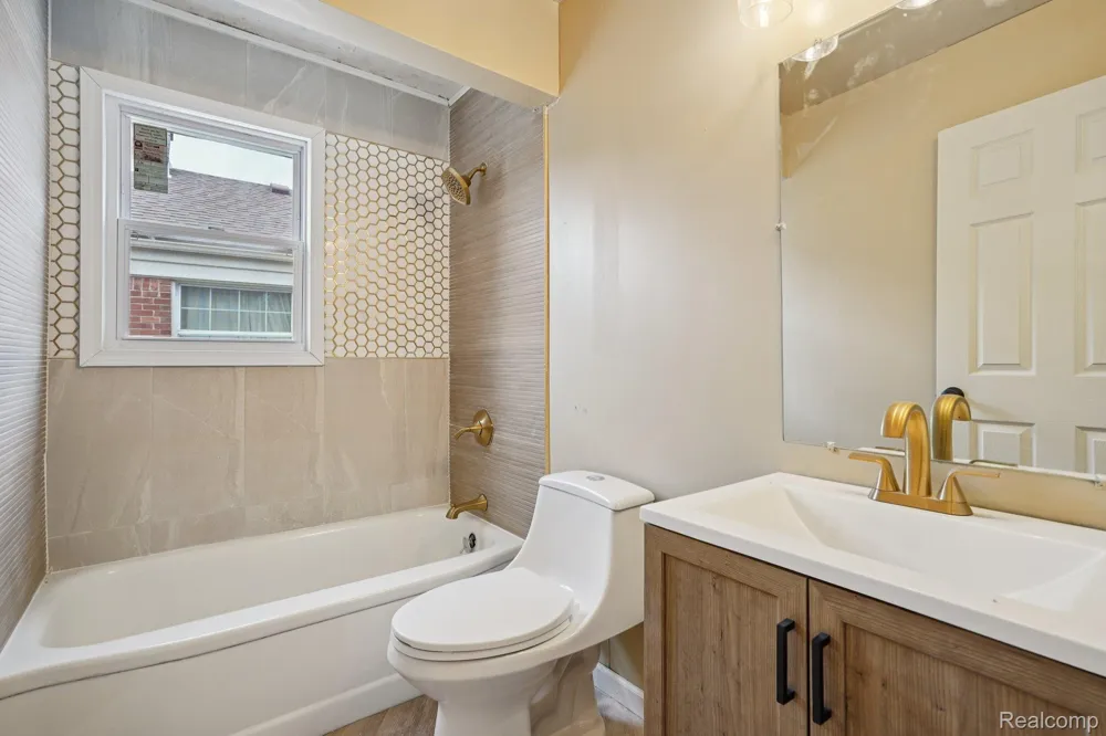 15237 Warwick Avenue Allen Park City, MI 48101