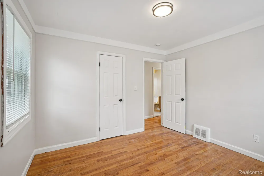 15237 Warwick Avenue Allen Park City, MI 48101