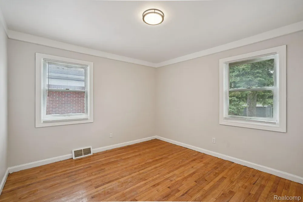 15237 Warwick Avenue Allen Park City, MI 48101