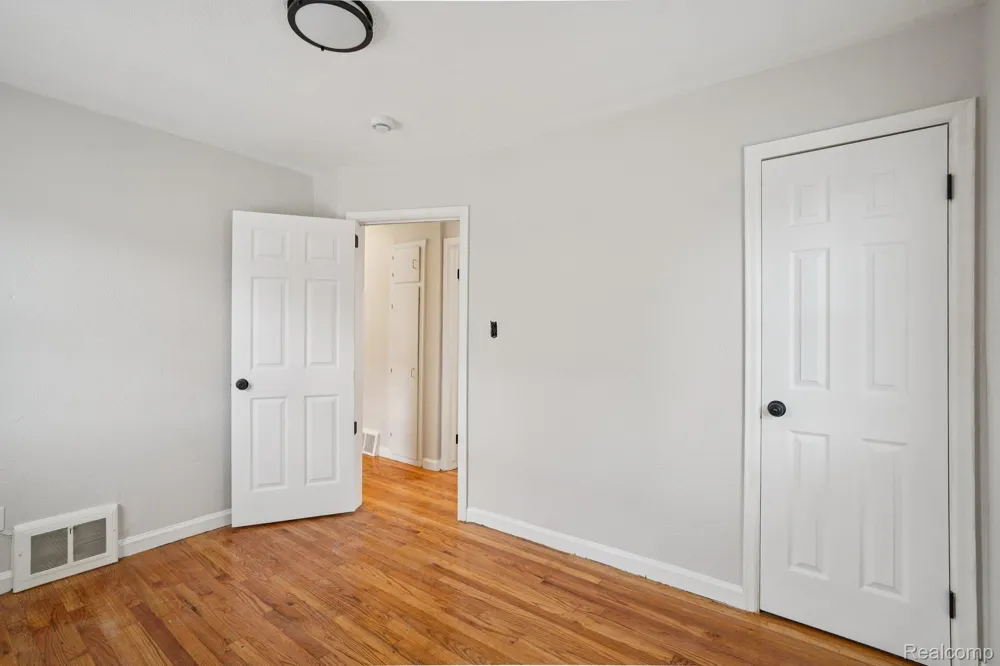 15237 Warwick Avenue Allen Park City, MI 48101