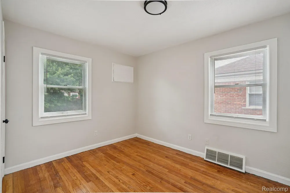 15237 Warwick Avenue Allen Park City, MI 48101