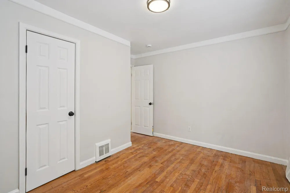 15237 Warwick Avenue Allen Park City, MI 48101