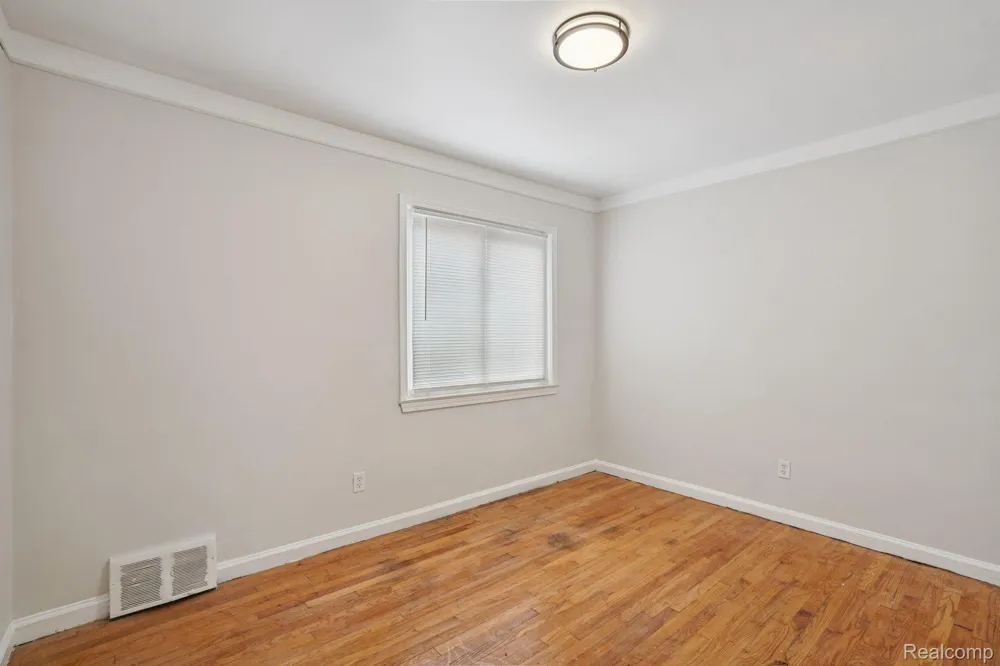 15237 Warwick Avenue Allen Park City, MI 48101
