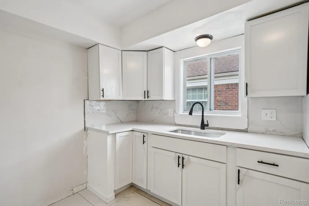 15237 Warwick Avenue Allen Park City, MI 48101