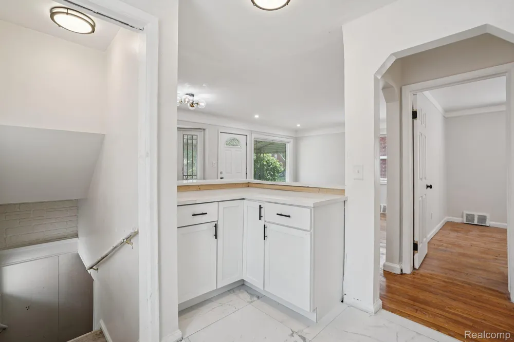 15237 Warwick Avenue Allen Park City, MI 48101