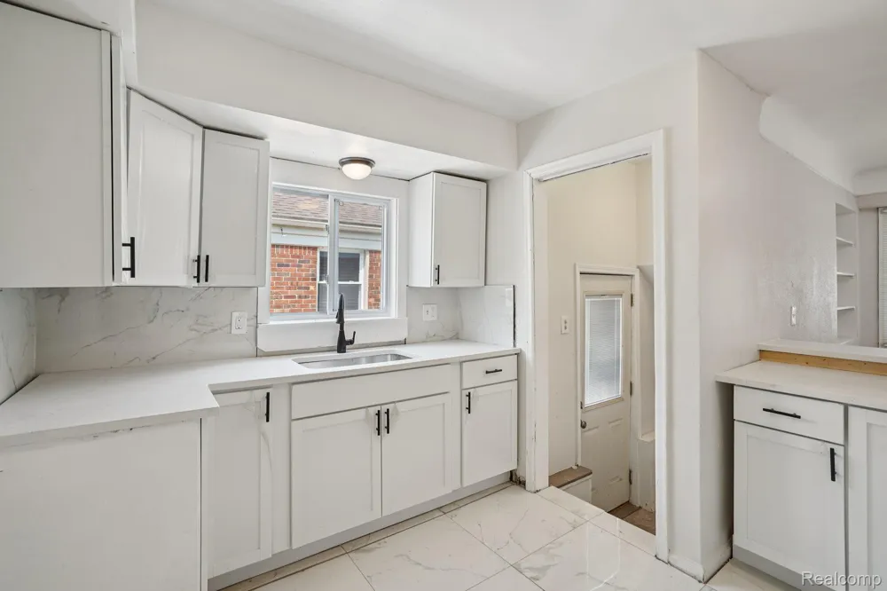 15237 Warwick Avenue Allen Park City, MI 48101