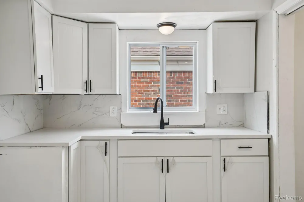 15237 Warwick Avenue Allen Park City, MI 48101
