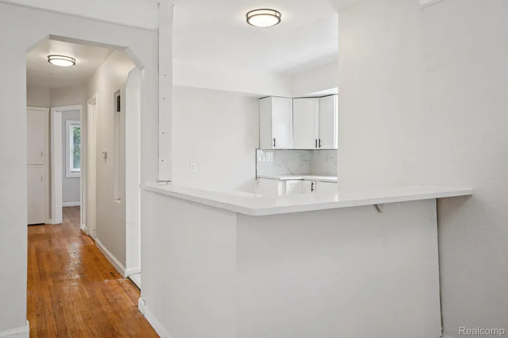 15237 Warwick Avenue Allen Park City, MI 48101