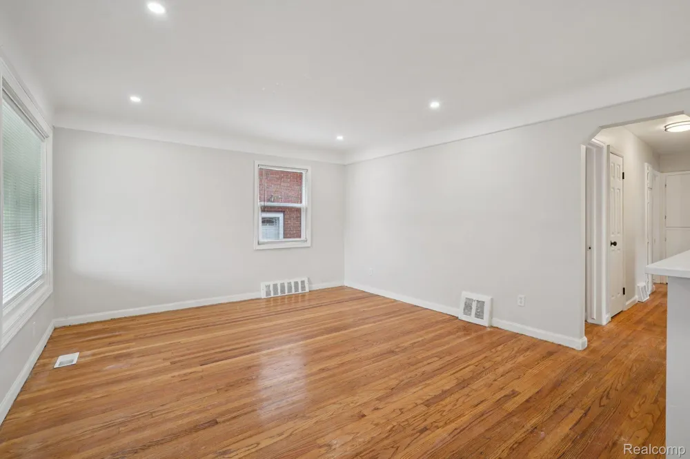15237 Warwick Avenue Allen Park City, MI 48101