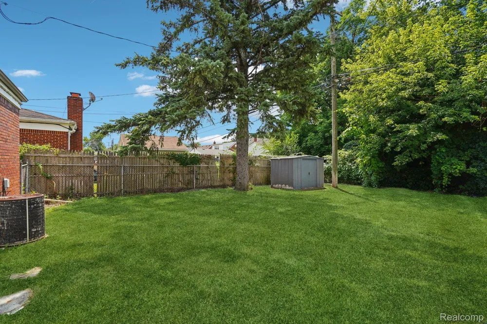 15237 Warwick Avenue Allen Park City, MI 48101