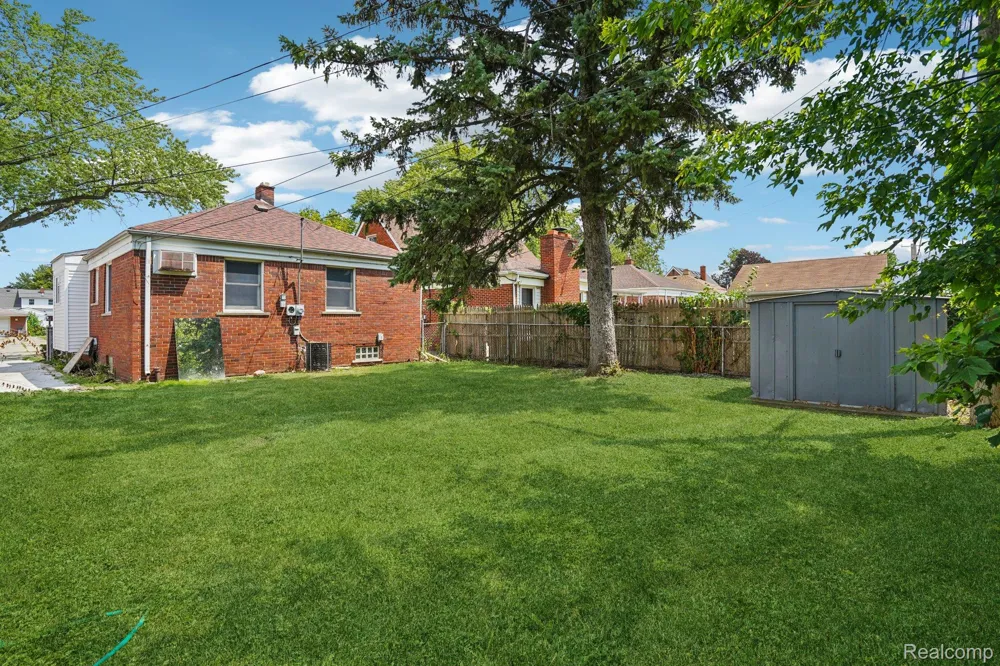 15237 Warwick Avenue Allen Park City, MI 48101