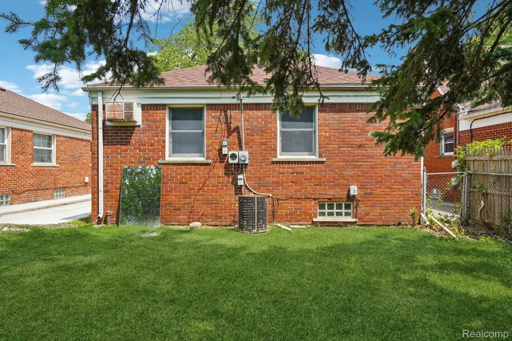 15237 Warwick Avenue Allen Park City, MI 48101