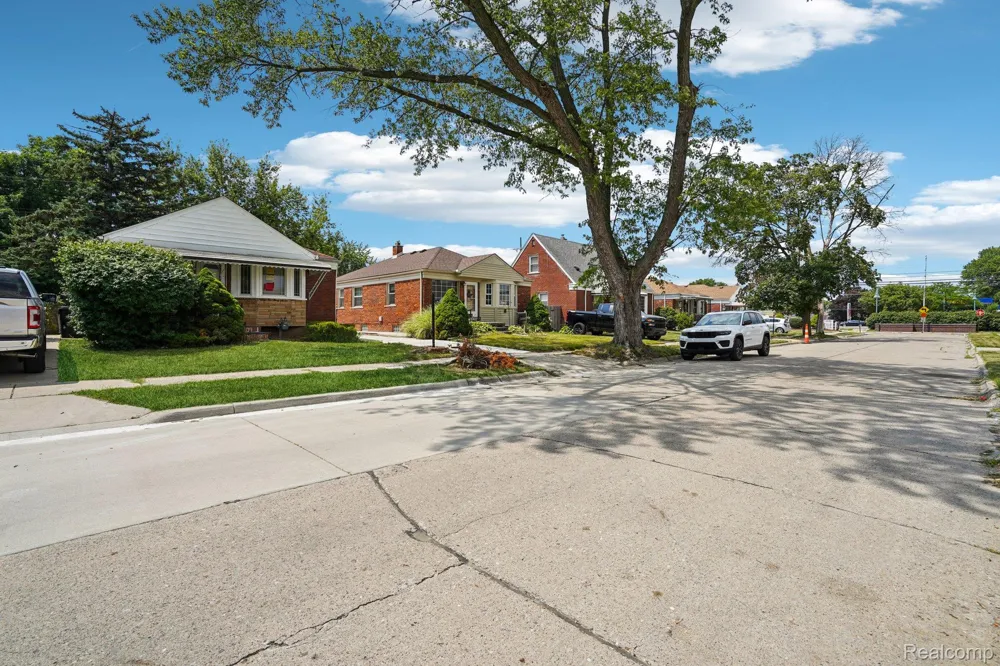 15237 Warwick Avenue Allen Park City, MI 48101