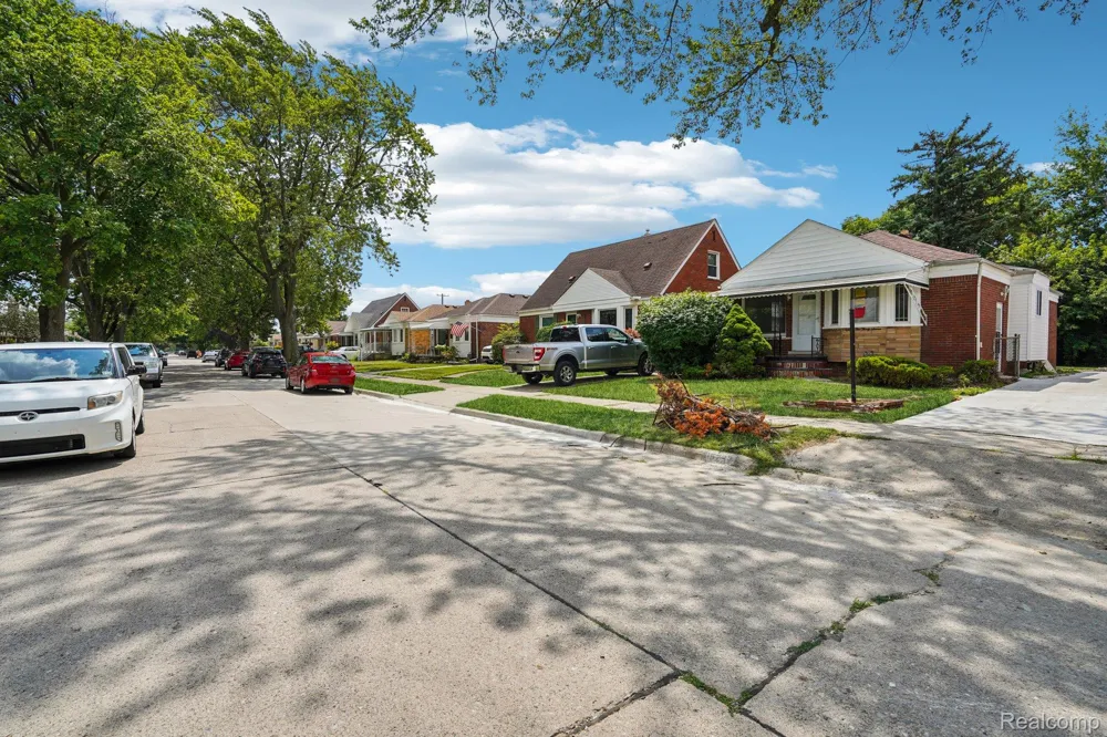 15237 Warwick Avenue Allen Park City, MI 48101