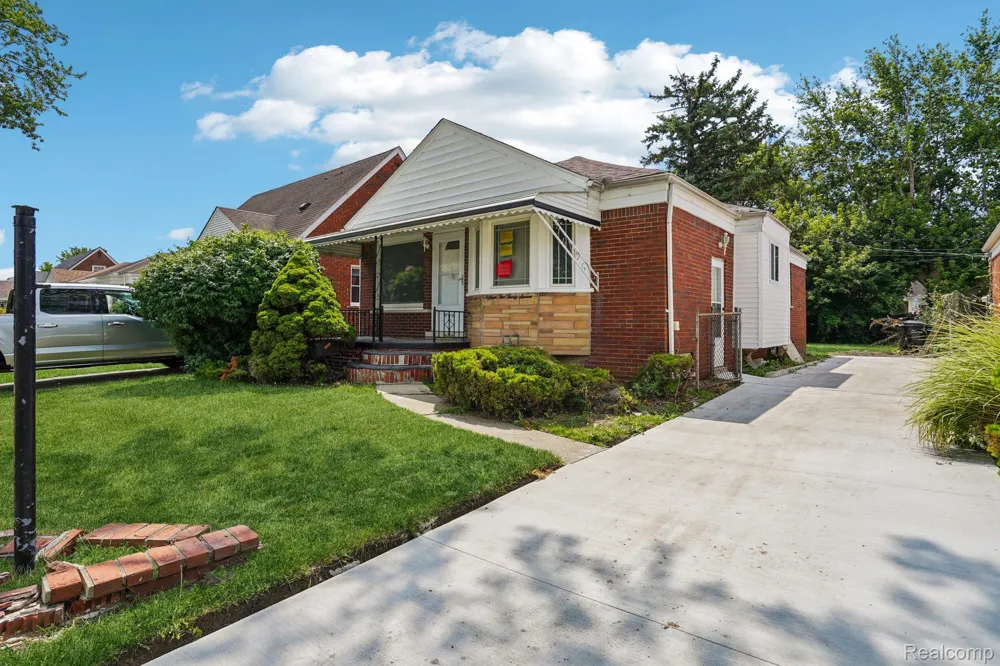 15237 Warwick Avenue Allen Park City, MI 48101