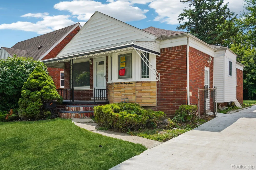 15237 Warwick Avenue Allen Park City, MI 48101