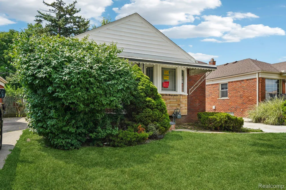 15237 Warwick Avenue Allen Park City, MI 48101