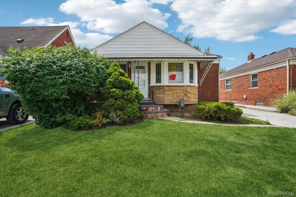 15237 Warwick Avenue Allen Park City, MI 48101