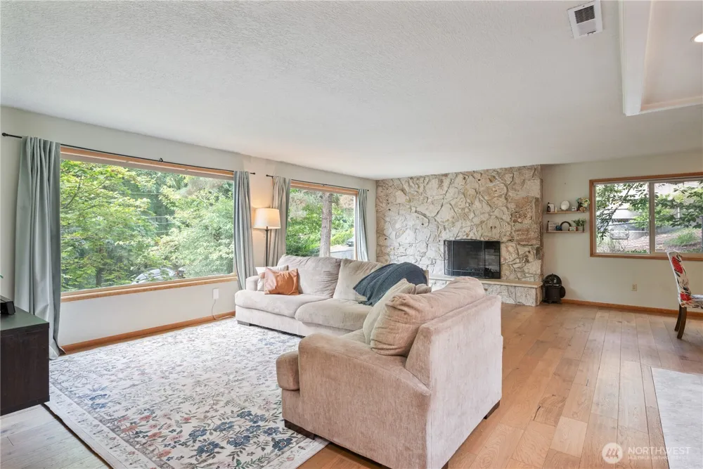 2337 W Hills Drive Longview, WA 98632