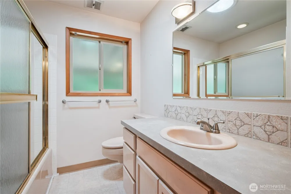 2337 W Hills Drive Longview, WA 98632