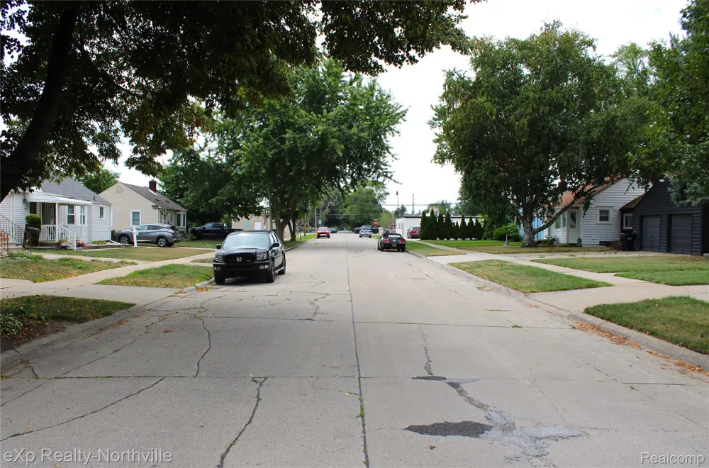 6787 Robinson Avenue Allen Park City, MI 48101