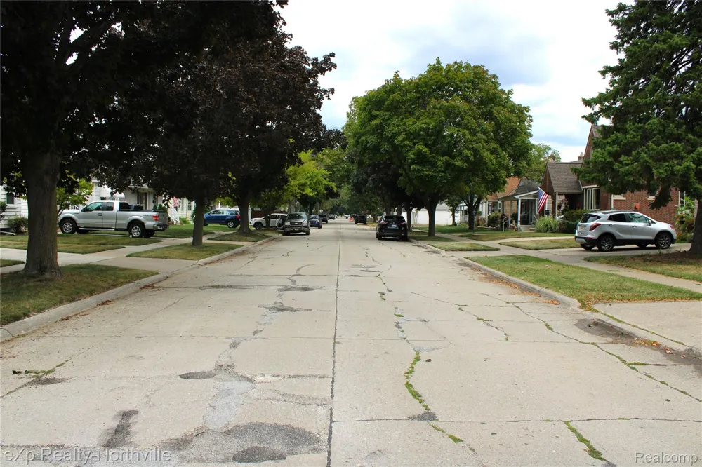 6787 Robinson Avenue Allen Park City, MI 48101