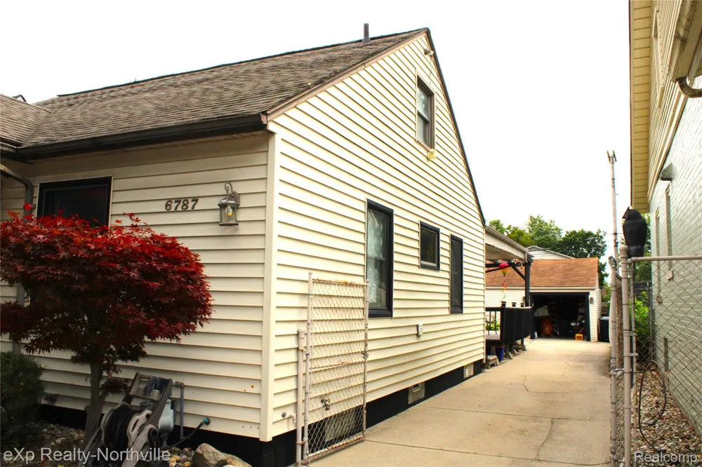 6787 Robinson Avenue Allen Park City, MI 48101