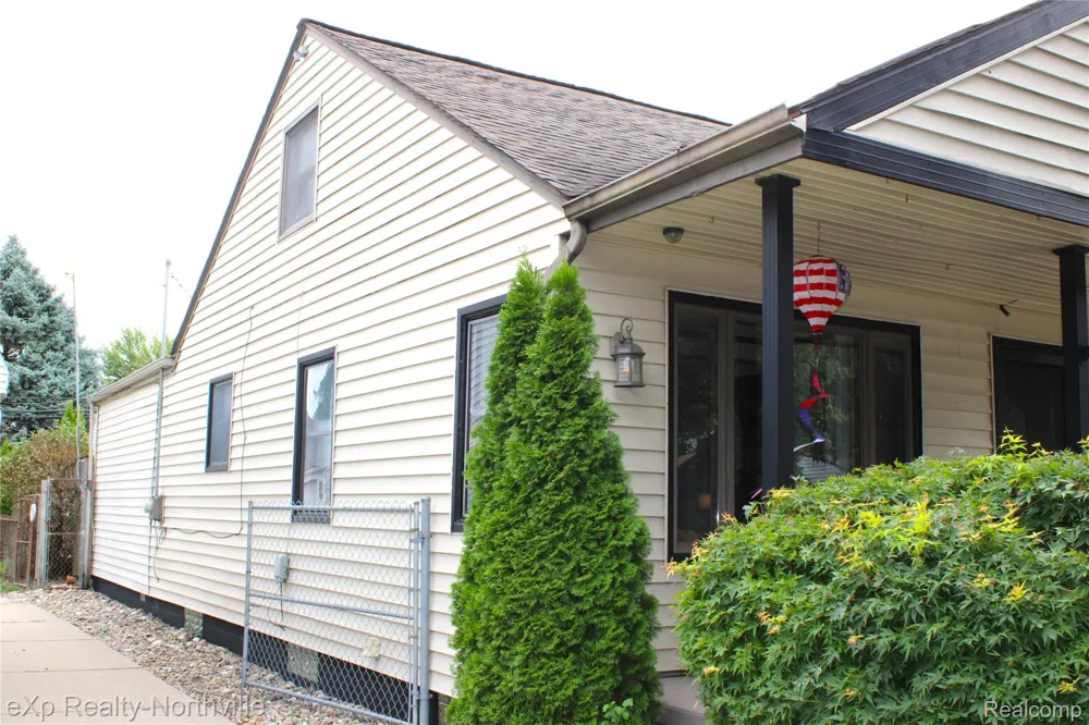 6787 Robinson Avenue Allen Park City, MI 48101