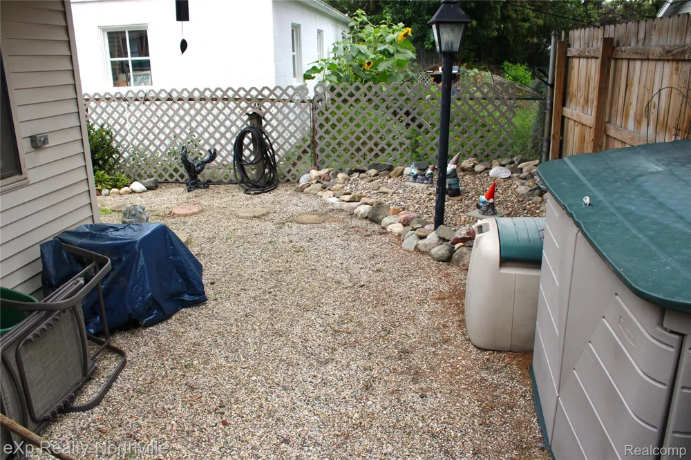 6787 Robinson Avenue Allen Park City, MI 48101