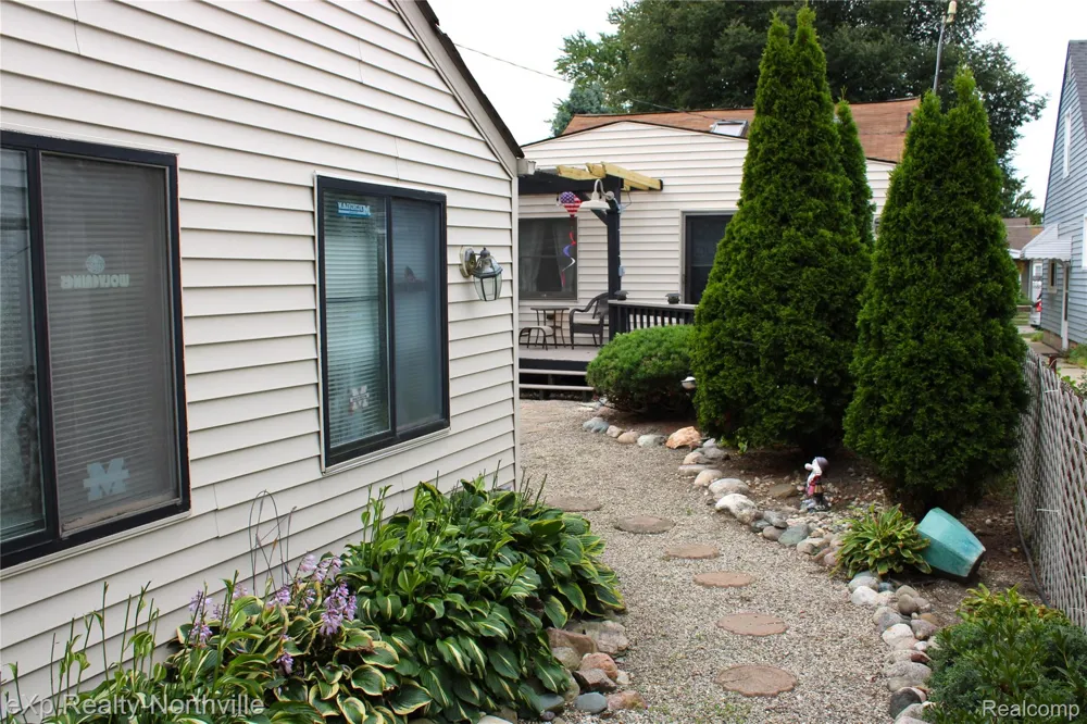 6787 Robinson Avenue Allen Park City, MI 48101