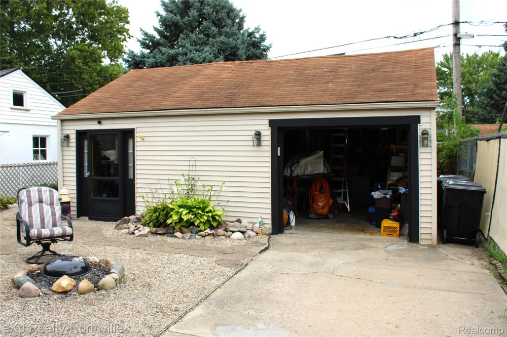 6787 Robinson Avenue Allen Park City, MI 48101