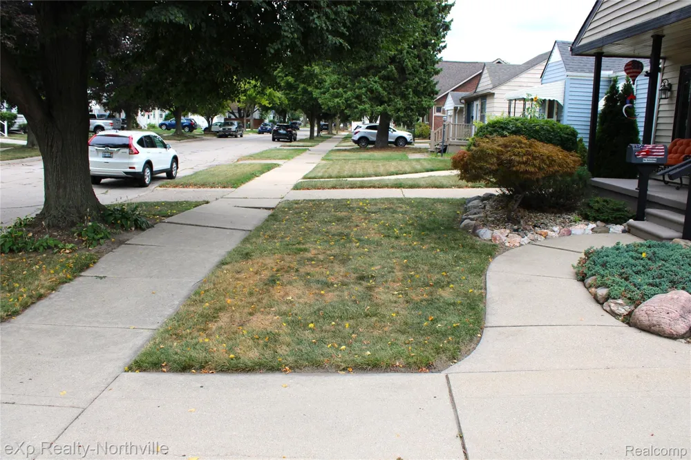 6787 Robinson Avenue Allen Park City, MI 48101