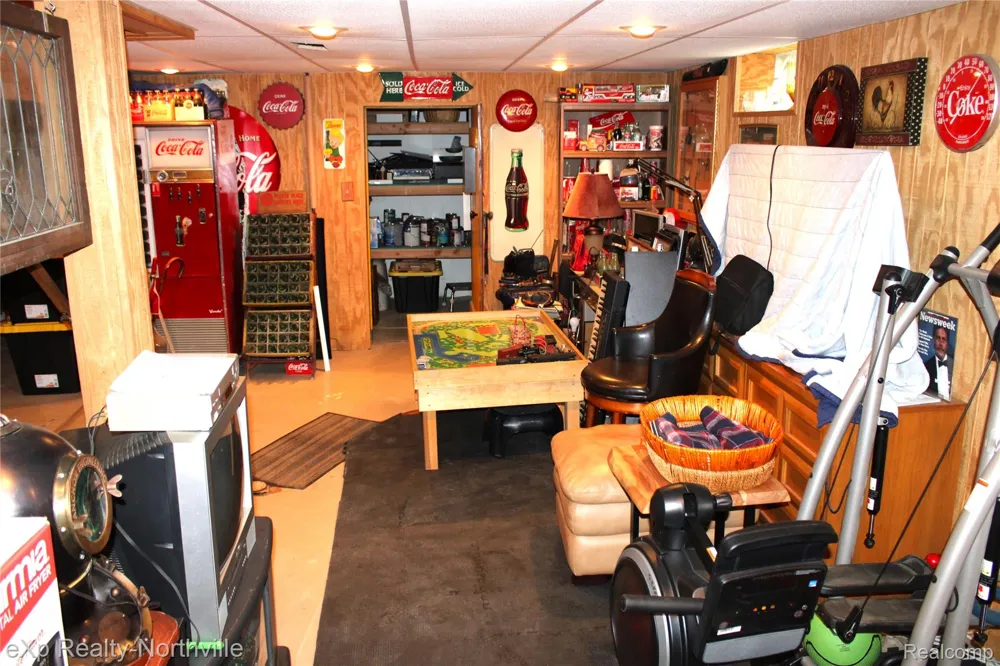 6787 Robinson Avenue Allen Park City, MI 48101