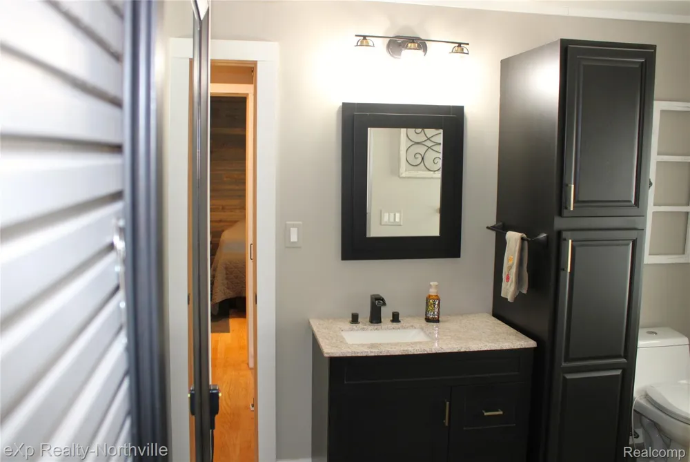 6787 Robinson Avenue Allen Park City, MI 48101