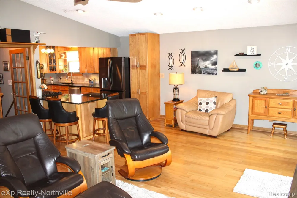 6787 Robinson Avenue Allen Park City, MI 48101