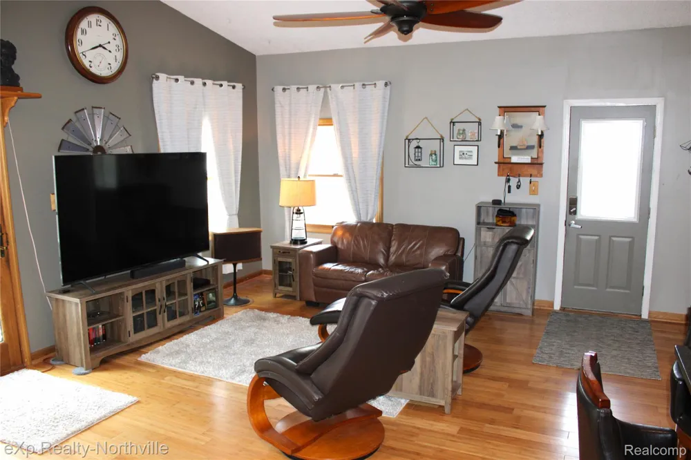 6787 Robinson Avenue Allen Park City, MI 48101